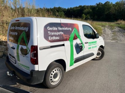 Fahrzeugbeschriftung Puchegger Erdbau am Toyota Proace City
