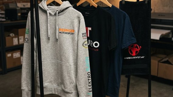 Textilveredelung: Hoodies, Shirts und Kappen