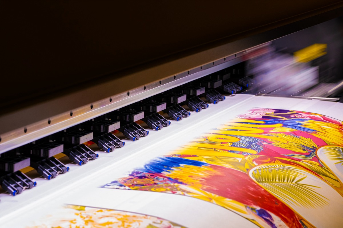 Großformatdrucker beim Digitaldruck eines farbigen Plakatmotivs