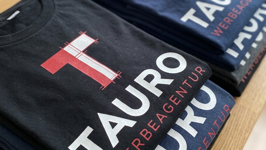 Bedruckte T-Shirts mit TAURO-Logo, gestapelt