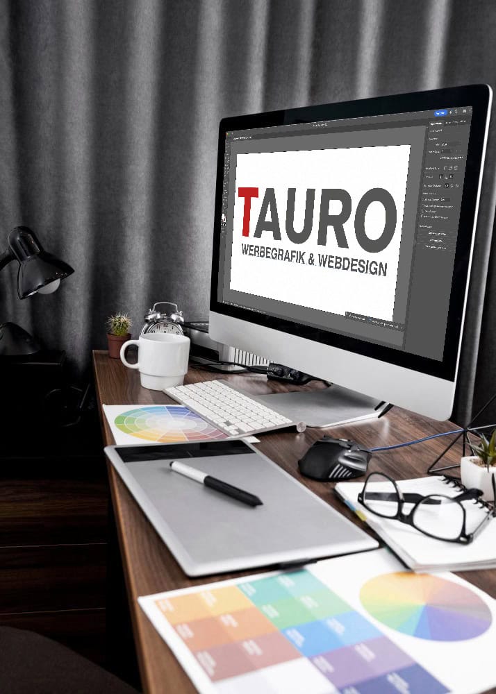 Arbeitsplatz mit iMac, darauf eine Website im Entwurf