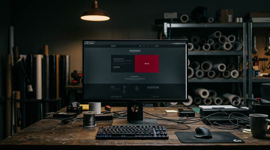 Arbeitsplatz mit Website-Entwurf am Bildschirm